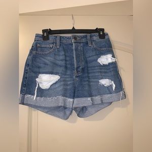 Hollister “Vintage Stretch Ultra High-Rise Denim Mom Short  3in, size 3 / 26w